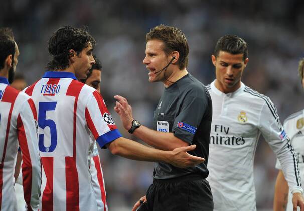 Aktuell Fußball, Champions League, Real Madrid - Atletico Madrid 22.04.2015, Fussball UEFA Champions League, Real Madrid - Atletico Madrid, v.l. Tiago Cardoso (Atl. Madrid) - Brych, Referee