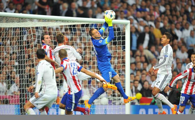 Aktuell Fußball, Champions League, Real Madrid - Atletico Madrid 22.04.2015, Fussball UEFA Champions League, Real Madrid - Atletico Madrid, v.l. Cristiano Ronaldo (Real Madrid) - Diego Godin (Atl. Madrid) - Joao Miranda (Atl. Madrid) - Sergio Ramos (Real Madrid) - Oblak (Atl. Madrid) - Raphael Varane (Real Madrid)