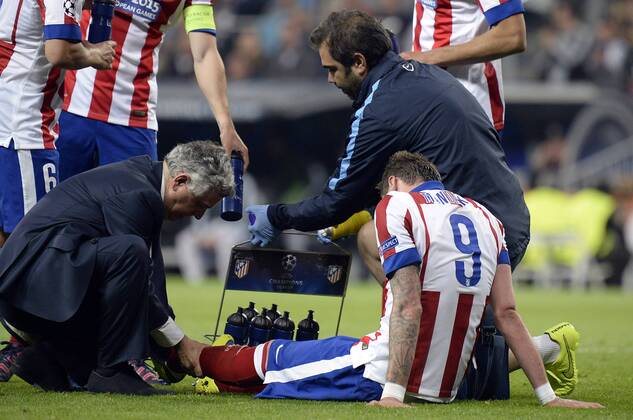 Aktuell Fußball, Champions League, Real Madrid - Atletico Madrid v.li.: Mario Mandzukic (Atletico Madrid) verletzt, Verletzung, injured, sporting injury, mit Schmerzen nach einem Foul, racked with pain , Fussball, UEFA Champions League, Real Madrid - Atletico Madrid, xjgx