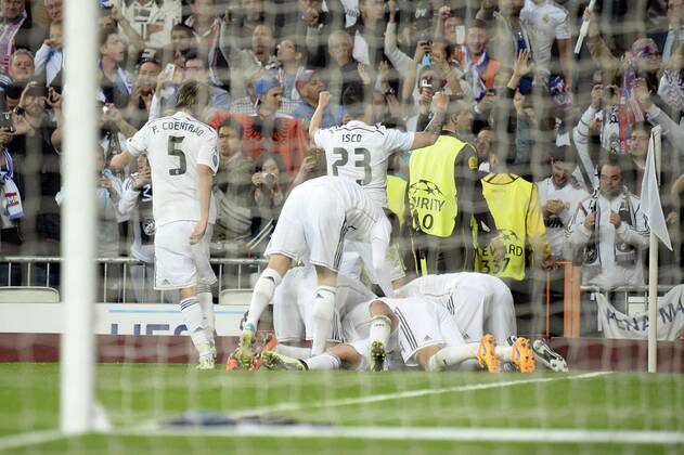 v.li.: Chicharito (Real Madrid) mit Torjubel, celebrate the goal, goal celebration, Jubel über das Tor 1:0 , Fussball, UEFA Champions League, Real Madrid - Atletico Madrid,  xjgx