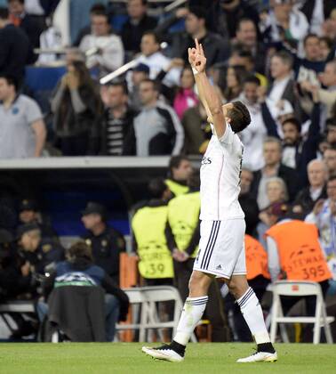 v.li.: Chicharito (Real Madrid) mit Torjubel, celebrate the goal, goal celebration, Jubel über das Tor 1:0 , Fussball, UEFA Champions League, Real Madrid - Atletico Madrid,  xjgx