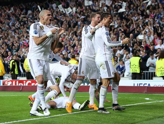 Madrid celebrate Javier Hernandez s winning goal - Real Madrid vs. Atletico Madrid - UEFA Champions League - Quarter Final Second Leg - Santiago Bernabeu - Madrid - 22 04 2015 Pic Philip Oldham Sportimage EDITORIAL USE ONLY. No use with unauthorised audio, video, data, fixture lists, club league logos or live services. Online in-match use limited to 120 images, no video emulation. No use in betting, games or single club league player publications.