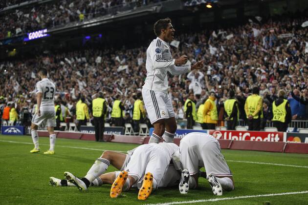 Real Madrid s Chicharito cerebrates a goal (1-0) with his team mates during quarterfinal second leg Champions League soccer match against Atletico de Madrid at Santiago Bernabeu stadium in Madrid, Spain. April 22, 2015.  (2015042200008)