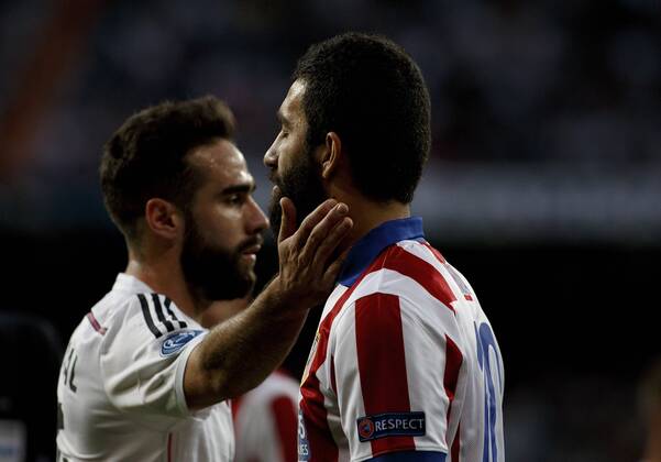 Aktuell Fußball, Champions League, Real Madrid - Atletico Madrid April 22, 2015 - Madrid, Spain - Real Madrid s Spanish Defender Daniel Carvajal and Atletico de Madrid s Turkish midfielder Arda Turan during the Champions League 2014 15 Round of 8 second leg match between Real Madrid and Atletico de Madrid, at Santiago Bernabeu Stadium in Madrid on April 22, 2015. UEFA Champions League 2014 15: REAL MADRID vs ATLETICO DE MADRID  - ZUMAn230