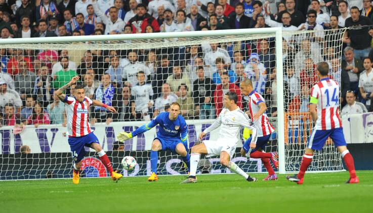 Aktuell Fußball, Champions League, Real Madrid - Atletico Madrid 22.04.2015, Fussball UEFA Champions League, Real Madrid - Atletico Madrid, v.l. Gimenez (Atl. Madrid) - Oblak (Atl. Madrid) - Cristiano Ronaldo (Real Madrid) Joao Miranda (Atl. Madrid) - Ronaldo serves to Chicharito for the winnig goal.
