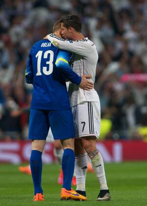 Aktuell Fußball, Champions League, Real Madrid - Atletico Madrid Real Madrid Forward, Cristiano Ronaldo dos Santos, number 7 . Atletico de Madrid Goalkeeper, Jan Oblak, number 13. Round 1 4 of the CHAMPIONS league, soccer match between Real Madrid - Atletico de Madrid at the Santiago Bernabeu estadium, Madrid - Spain by April 22, 2015. PHOTOxGregorioxLopez. 
