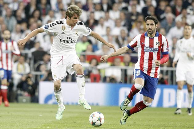 Aktuell Fußball, Champions League, Real Madrid - Atletico Madrid Real Madrid s Fabio Coentrao (l) and Atletico de Madrid s Raul Garcia during Champions League 2014 2015 Quarter-finals 2nd leg match.April 22,2015.  (2015042262)