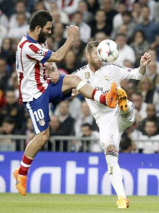 Aktuell Fußball, Champions League, Real Madrid - Atletico Madrid Real Madrid s Sergio Ramos (r) and Atletico de Madrid s Arda Turan during Champions League 2014 2015 Quarter-finals 2nd leg match.April 22,2015.  (2015042269)