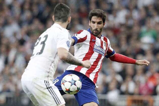 Aktuell Fußball, Champions League, Real Madrid - Atletico Madrid Real Madrid s Isco (l) and Atletico de Madrid s Raul Garcia during Champions League 2014 2015 Quarter-finals 2nd leg match.April 22,2015.  (2015042279)