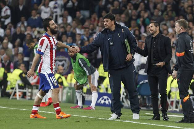 Atletico del Madrid s Arda Turan receives a red card during quarterfinal second leg Champions League soccer match at Santiago Bernabeu stadium in Madrid, Spain. April 22, 2015.  (2015042200062)