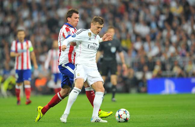 22.04.2015, Fussball UEFA Champions League, Real Madrid - Atletico Madrid, v.l. Mandzukic (Atl. Madrid) - Toni Kroos (Real Madrid)