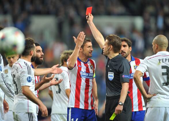 22.04.2015, Fussball UEFA Champions League, Real Madrid - Atletico Madrid, v.l. Arda Turan (Atl. Madrid) - Koke (Atl. Madrid) - Referee - Brych