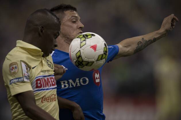 Aktuell Fußball, CONCACAF Champions League, Final-Hinspiel, CF America - Montreal Impact (150423) -- MEXICO CITY, April 22, 2015 -- America s Darwin Quintero (L) vies for the ball with Montreal Impact s Donny Toia during the first leg final match of the Confederation of North, Central American and Caribbean Association Football (CONCACAF) Champions League, held in Azteca Stadium, in Mexico City, capital of Mexico, on April 22, 2015. Alejandro Ayala) (jp) (xyf) (SP)MEXICO-MEXICO CITY-SOCCER-AMERICA VS MONTREAL IMPACT e AlejandroxAyala