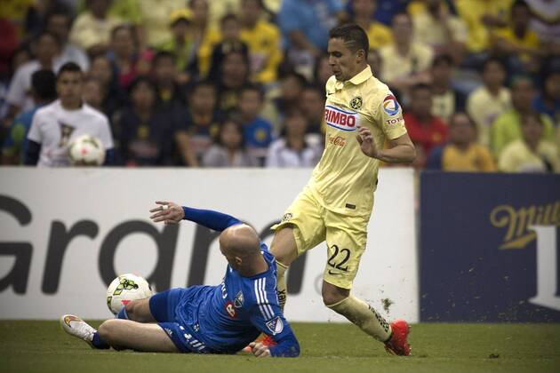 Aktuell Fußball, CONCACAF Champions League, Final-Hinspiel, CF America - Montreal Impact (150423) -- MEXICO CITY, April 22, 2015 -- America s Paul Aguilar (R) vies with Montreal Impact s Laurent Ciman during the first leg final match of the Confederation of North, Central American and Caribbean Association Football (CONCACAF) Champions League in Mexico City, capital of Mexico, on April 22, 2015. ) (SP)MEXICO-MEXICO CITY-SOCCER-AMERICA VS MONTREAL IMPACT AlejandroxAyala 