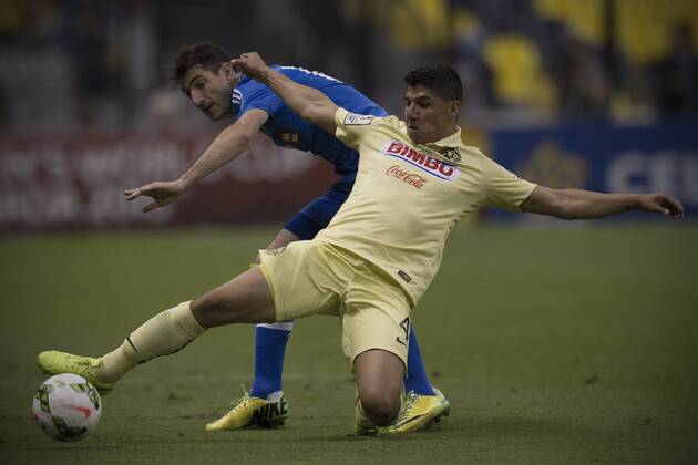 Aktuell Fußball, CONCACAF Champions League, Final-Hinspiel, CF America - Montreal Impact (150423) -- MEXICO CITY, April 22, 2015 -- America s Erik Pimentel (R) vies for the ball with Montreal Impact s Dilly Duka during the first leg final match of the Confederation of North, Central American and Caribbean Association Football (CONCACAF) Champions League, held in Azteca Stadium, in Mexico City, capital of Mexico, on April 22, 2015. Alejandro Ayala) (jp) (xyf) (SP)MEXICO-MEXICO CITY-SOCCER-AMERICA VS MONTREAL IMPACT e AlejandroxAyala