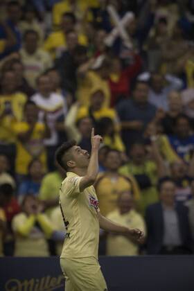 Aktuell Fußball, CONCACAF Champions League, Final-Hinspiel, CF America - Montreal Impact (150423) -- MEXICO CITY, April 22, 2015 -- America s Oribe Peralta celebrates his scoring against Montreal Impact during the first leg final match of the Confederation of North, Central American and Caribbean Association Football (CONCACAF) Champions League in Mexico City, capital of Mexico, on April 22, 2015. ) (SP)MEXICO-MEXICO CITY-SOCCER-AMERICA VS MONTREAL IMPACT AlejandroxAyala 