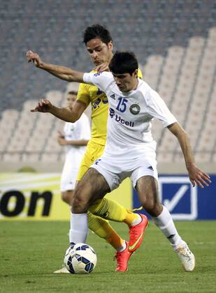 Aktuell Fußball, AFC Champions League, Naft Teheran - Pachtakor Taschkent TEHRAN, April 22, 2015 -- Kameleddin Kamyabinia (L) of Iran s Naft FC vies with Javokhir Sokhibov (R) of Uzbekistan s Pakhtakor during the Asian Champions League Group B football match at Azadi Stadium in Tehran, Iran, April 22, 2015. The match ended 1-1. ) (SP)IRAN-TEHRAN-AFC CHAMPIONS LEAGUE-NAFT VS PAKHTAKOR AhmadxHalabisaz 