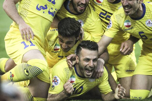 Aktuell Fußball, AFC Champions League, Naft Teheran - Pachtakor Taschkent TEHRAN, April 22, 2015 -- Players of Iran s Naft celebrate during a Group B match with Uzbekistan s Pakhtakor of the Asian Champions League at Azadi Stadium in Tehran, Iran, April 22, 2015. The match ended 1-1. ) (SP)IRAN-TEHRAN-AFC CHAMPIONS LEAGUE-NAFT VS PAKHTAKOR AhmadxHalabisaz 