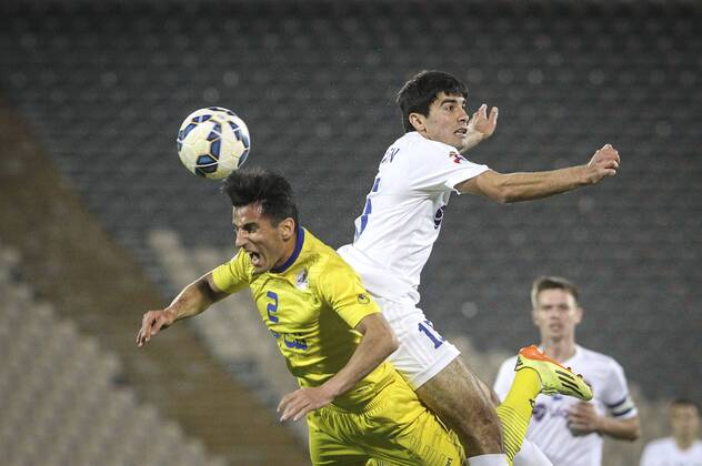 Aktuell Fußball, AFC Champions League, Naft Teheran - Pachtakor Taschkent TEHRAN, April 22, 2015 -- Mehdi Shiri (L) of Iran s Naft FC vies with Javokhir Sokhibov of Uzbekistan s Pakhtakor during the Asian Champions League Group B football match at the Azadi Stadium in Tehran, Iran, April 22, 2015. The match ended 1-1. ) (SP)IRAN-TEHRAN-AFC CHAMPIONS LEAGUE-NAFT VS PAKHTAKOR AhmadxHalabisaz 