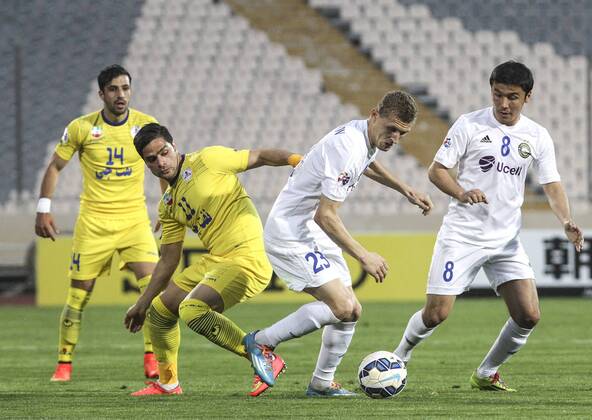 Aktuell Fußball, AFC Champions League, Naft Teheran - Pachtakor Taschkent TEHRAN, April 22, 2015 -- Kameleddin Kamyabinia (L Front) of Iran s Naft FC vies with Alexandr Merzl Yakov (R Front) of Uzbekistan s Pakhtakor during the Asian Champions League Group B football match at the Azadi Stadium in Tehran, Iran, April 22, 2015. The match ended 1-1. ) (SP)IRAN-TEHRAN-AFC CHAMPIONS LEAGUE-NAFT VS PAKHTAKOR AhmadxHalabisaz 