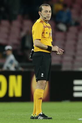 Arbitro Cuneyt Cakir, referee Napoli 23-04-2015 Stadio San Paolo Football Calcio UEFA Europa League Quarter-finals, second leg Napoli - Wolfsburg. Foto CesarexPurini Insidefoto cesarexpurini