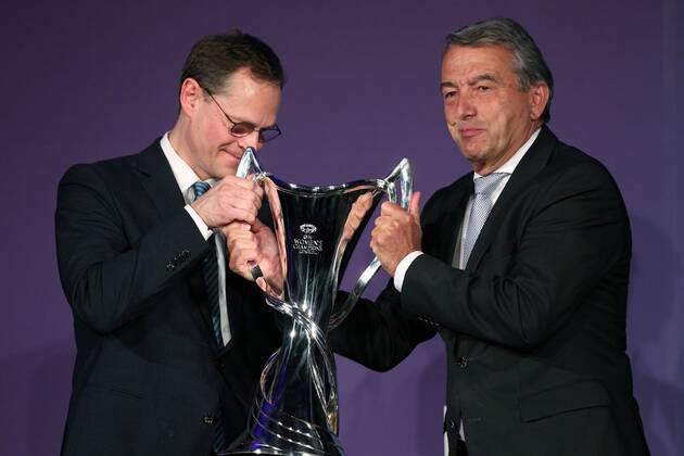 Bürgermeister von Berlin Michael Müller, DFB Präsident Wolfgang Niersbach Pressekonferenz Zeremonie der Übergabe des Championsleague Pokals Damen Fußball Fussball UEFA Champiosleague Saison 2014 2015 27.04.2015