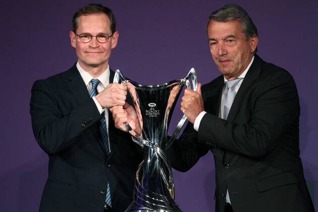 Bürgermeister von Berlin Michael Müller, DFB Präsident Wolfgang Niersbach Pressekonferenz Zeremonie der Übergabe des Championsleague Pokals Damen Fußball Fussball UEFA Champiosleague Saison 2014 2015 27.04.2015