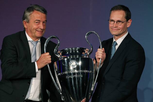 DFB Präsident Wolfgang Niersbach, Bürgermeister von Berlin Michael Müller Pressekonferenz Zeremonie der Übergabe des Championsleague Pokals Herren Fußball Fussball UEFA Champiosleague Saison 2014 2015 27.04.2015