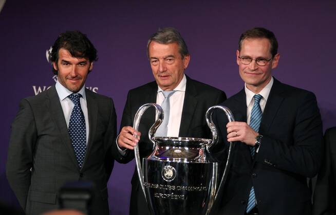 Karl Heinz Riedle, Bürgermeister von Berlin Michael Müller, DFB Präsident Wolfgang Niersbach Pressekonferenz Zeremonie der Übergabe des Championsleague Pokals Herren Fußball Fussball UEFA Champiosleague Saison 2014 2015 27.04.2015