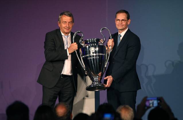 DFB Präsident Wolfgang Niersbach, Bürgermeister von Berlin Michael Müller Pressekonferenz Zeremonie der Übergabe des Championsleague Pokals Herren Fußball Fussball UEFA Champiosleague Saison 2014 2015 27.04.2015