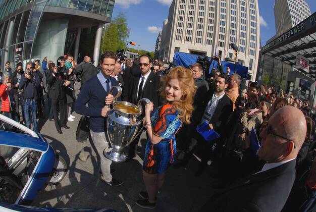 Champions-League Pokal tourt mit Promis durch Berlin. 5 Stationen mit unterschiedlichen Transportmittel. Pokal tourt durch Berlin - Arne Friedrich, Palina Rojinski