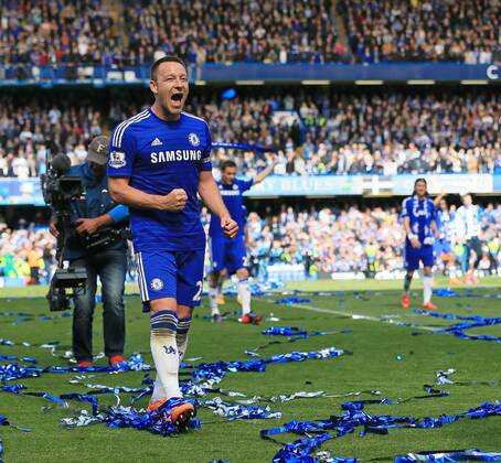 Aktuell Fußball, England, Premier League, FC Chelsea ist Meister Chelsea s John Terry celebrates winning the league Barclays Premier League - Chelsea vs Crystal Palace - Stamford Bridge - England - 3rd May 2015 - Picture David Klein Sportimage EDITORIAL USE ONLY. No use with unauthorised audio, video, data, fixture lists, club league logos or live services. Online in-match use limited to 120 images, no video emulation. No use in betting, games or single club league player publications.