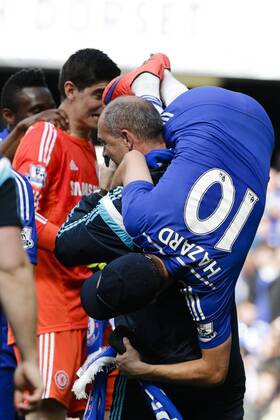 Aktuell Fußball, England, Premier League, FC Chelsea ist Meister 03.05.2015. London, England. Barclays Premier League. Chelsea versus Crystal Palace. Chelsea s Eden Hazard is carried off during the celebrations at the end xCraigxMercerx ActionPlus11617994