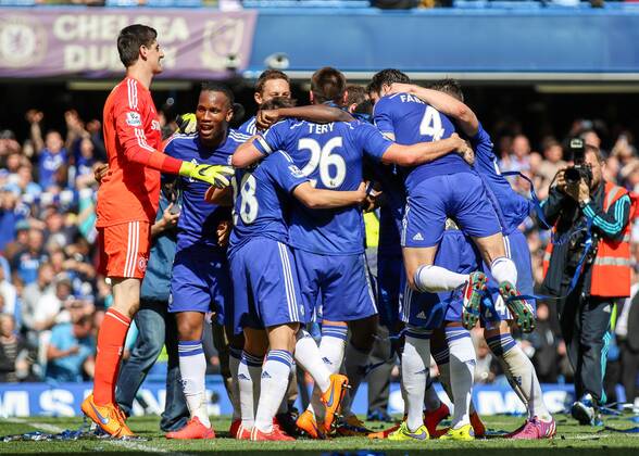 Football - 2014 2015 - Premier League, - Chelsea Vs Crystal Palace, Chelsea players celebrate winning the title at Stamford Bridge COLORSPORT DANIEL BEARHAM  CHE_CRY