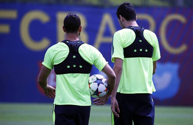 Aktuell Fußball, Champions League, Training FC Barcelona BARCELONA -05 mayo- ESPANA: Martin Montoya y Sergio Busquets en el entrenamiento previo al partido de Liga de Campeones contra el Bayern Munich el 05 de mayo del 2015. 