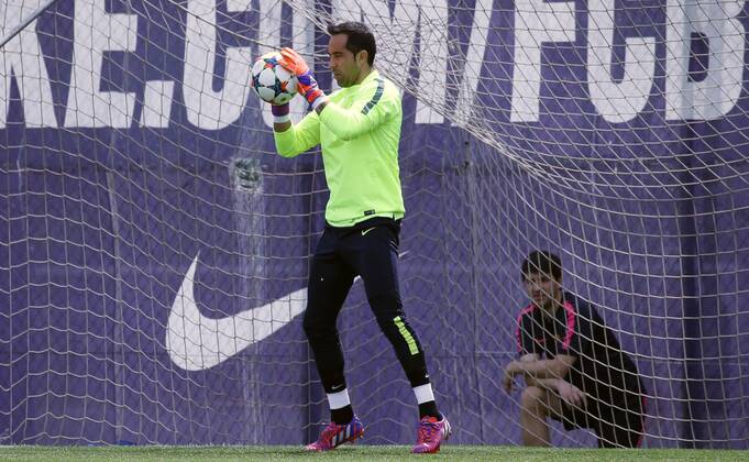 Aktuell Fußball, Champions League, Training FC Barcelona BARCELONA -05 mayo- ESPANA: Claudio Bravo en el entrenamiento previo al partido de Liga de Campeones contra el Bayern Munich el 05 de mayo del 2015. 