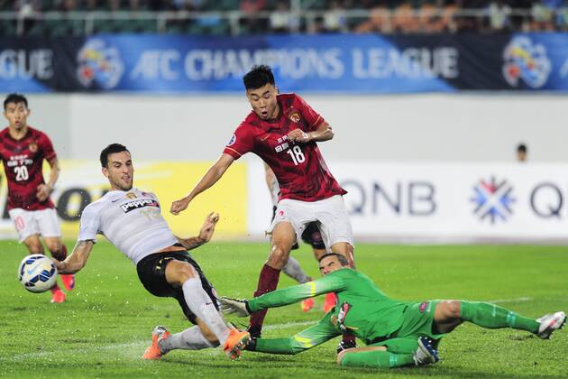 GUANGZHOU, CHINA - MAY 05: (CHINA OUT) Dong Xuesheng 18 of Guangzhou Evergrande and goalkeeper Ante Covic 1 of Western Sydney Wanderers compete for the ball during the AFC Asian Champions League Group H match between Guangzhou Evergrande and Western Sydney Wanderers at Tianhe Sports Center on May 5, 2015 in Guangzhou, China.  CFP467029046 