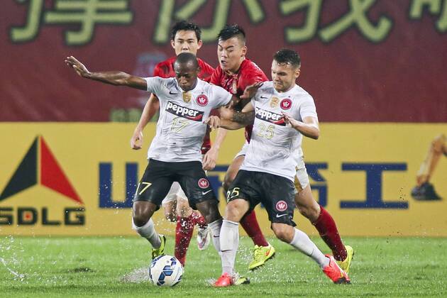 GUANGZHOU, CHINA - MAY 05: (CHINA OUT) Zhang Jiaqi 4 of Guangzhou Evergrande is challenged by Romeo Castelen 17 and Sam Gallaway 25 of Western Sydney Wanderers during the AFC Asian Champions League Group H match between Guangzhou Evergrande and Western Sydney Wanderers at Tianhe Sports Center on May 5, 2015 in Guangzhou, China.  CFP467029057 