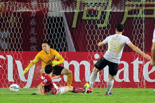 GUANGZHOU, CHINA - MAY 05: (CHINA OUT) Mark Bridge 19 of Western Sydney Wanderers scores his team s first goal during the AFC Asian Champions League Group H match between Guangzhou Evergrande and Western Sydney Wanderers at Tianhe Sports Center on May 5, 2015 in Guangzhou, China.  CFP467029051 