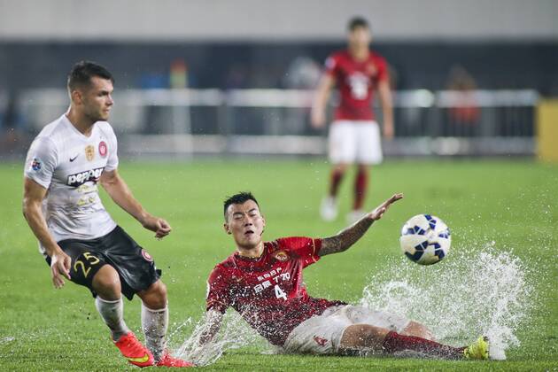 GUANGZHOU, CHINA - MAY 05: (CHINA OUT) Zhang Jiaqi 4 of Guangzhou Evergrande and Sam Gallaway 25 of Western Sydney Wanderers compete for the ball during the AFC Asian Champions League Group H match between Guangzhou Evergrande and Western Sydney Wanderers at Tianhe Sports Center on May 5, 2015 in Guangzhou, China.  CFP467029052 
