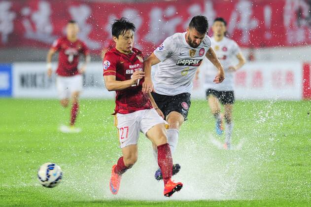 GUANGZHOU, CHINA - MAY 05: (CHINA OUT) Zheng Long 27 of Guangzhou Evergrande and Antony Golec 6 of Western Sydney Wanderers compete for the ball during the AFC Asian Champions League Group H match between Guangzhou Evergrande and Western Sydney Wanderers at Tianhe Sports Center on May 5, 2015 in Guangzhou, China.  CFP467029058 