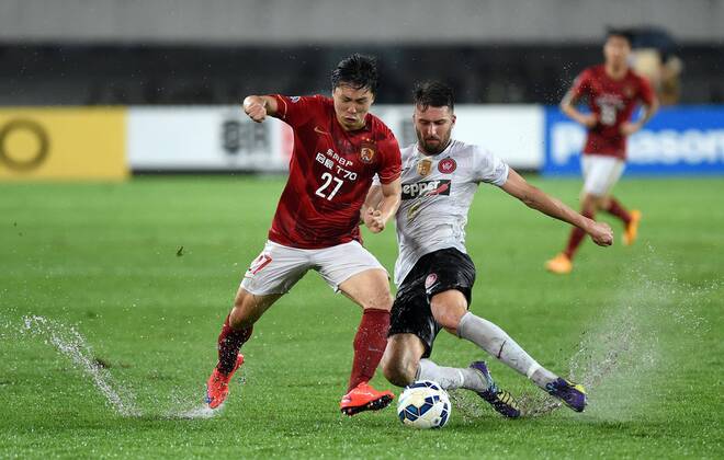 (150505) -- GUANGZHOU, May 5, 2015 -- Antony Golec (R) of Australia s Western Sydney Wanderers vies the ball with Zheng Long of China s Guangzhou EverGrand during their Group H sixth round match at the 2015 AFC Champions League in Guangzhou, south China s Guangdong Province, on May 5, 2015. ) (SP)CHINA-GUANGZHOU-SOCCER-AFC CHAMPIONS LEAGUE LiuxDawei 
