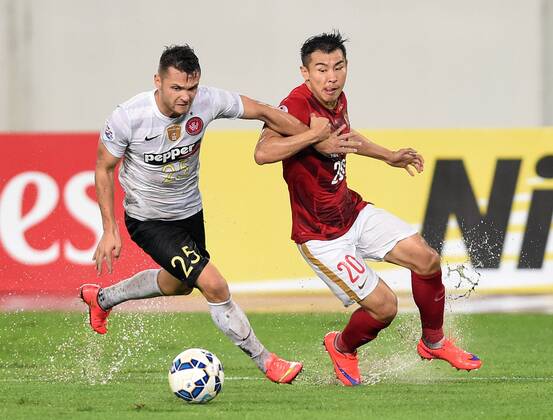 (150505) -- GUANGZHOU, May 5, 2015 -- Sam Gallaway (L) of Australia s Western Sydney Wanderers vies the ball with Yu Hanchao of China s Guangzhou EverGrand during their Group H sixth round match at the 2015 AFC Champions League in Guangzhou, south China s Guangdong Province, on May 5, 2015. ) (SP)CHINA-GUANGZHOU-SOCCER-AFC CHAMPIONS LEAGUE LiuxDawei 