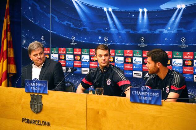 Aktuell Fußball, Champions League, Pressekonferenz FC Bayern München PK vor dem Spiel mit Pressesprecher Markus Hörwick, Manuel Neuer und Xabi Alonso FC Barcelona Barca vs FC Bayern München, Barca-FCB, Champions League 2014 2015, Halbfinale, half-final, Rueckspiel, Fussball, men, Maenner, soccer, Ergebnis, result Barcelona, 55.2015