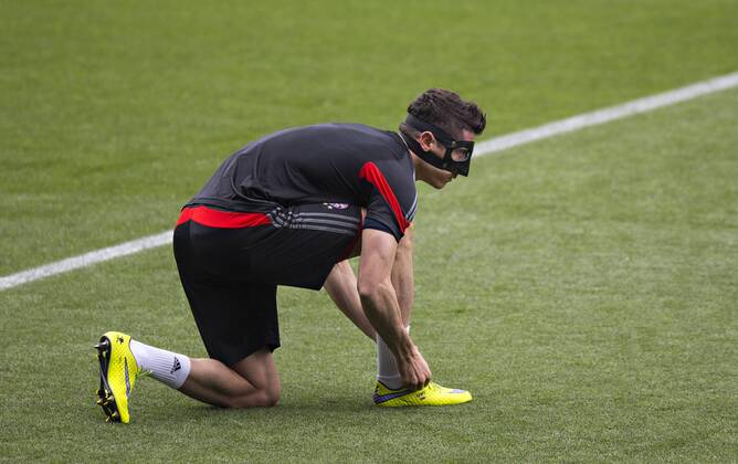Barcelona, 05.05.2015, Camp Nou Robert Lewandowski (FCB) mit Maske FC Barcelona Barca - FC Bayern München mm