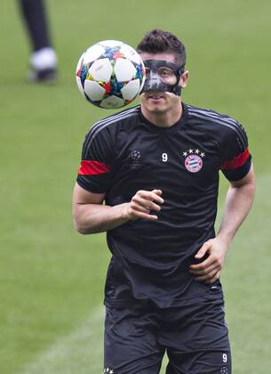 Barcelona, 05.05.2015, Camp Nou Robert Lewandowski (FCB) mit Maske FC Barcelona Barca - FC Bayern München mm