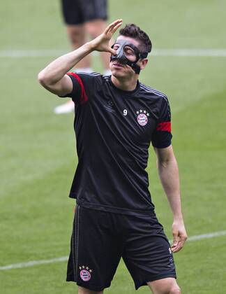 Barcelona, 05.05.2015, Camp Nou Robert Lewandowski (FCB) mit Maske FC Barcelona Barca - FC Bayern München mm