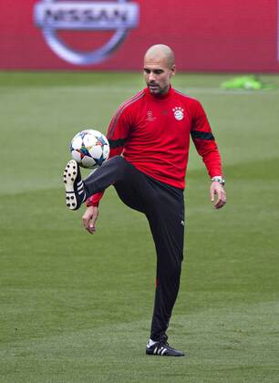 Barcelona, 05.05.2015, Camp Nou Trainer Josep Pep Guardiola (FCB) jongliert den Ball FC Barcelona Barca - FC Bayern München mm