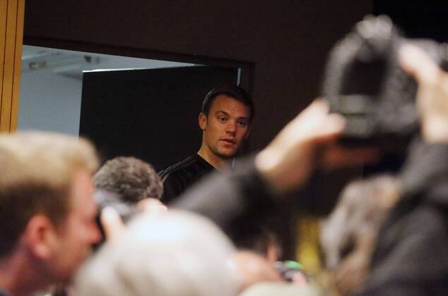 Aktuell Fußball, Champions League, Pressekonferenz FC Bayern München Manuel Neuer (Torwart FC Bayern), betritt die PK vor dem Spiel FC Barcelona Barca vs FC Bayern München, Barca-FCB, Champions League 2014 2015, Halbfinale, half-final, Rueckspiel, Fussball, men, Maenner, soccer, Ergebnis, result Barcelona, 55.2015