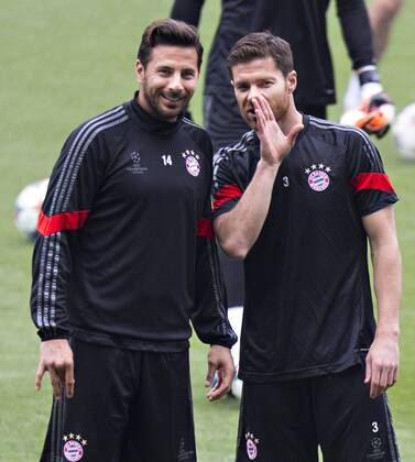 Barcelona, 05.05.2015, Camp Nou Claudio Pizarro (FCB), Xabi Alonso (FCB) FC Barcelona Barca - FC Bayern München mm